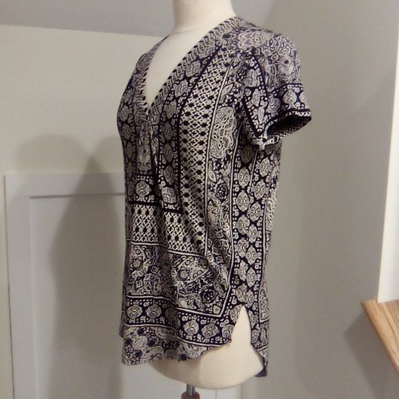 Lucky Brand Short Sleeve Top Split Cure Hem VNeck - Picture 6 of 13